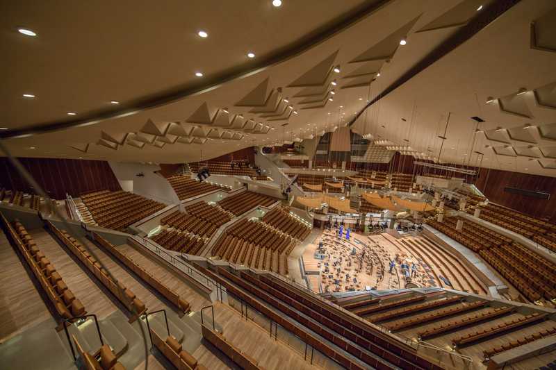 Großer Konzertsaal der Berliner Philharmonie von einem der höchsten Plätze aus gesehen